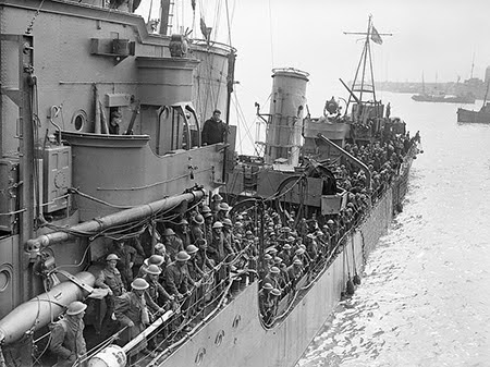 Soldaten auf einem Kriegsschiff der Royal Navy.
